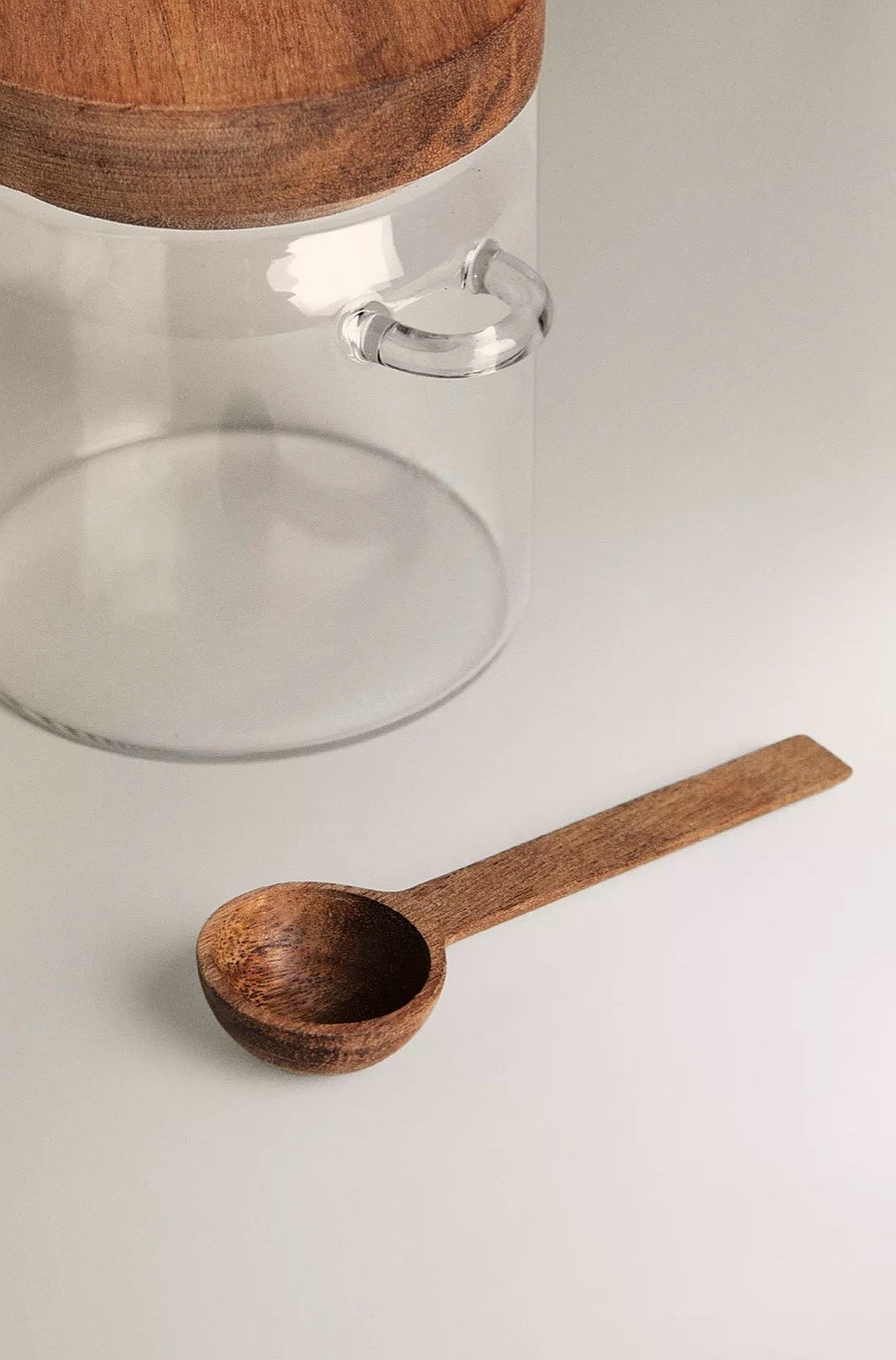 Glazen voorraadpot met acacia houten deksel en lepel
